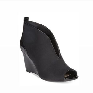 BANDOLINO Black Slit Wedge Peep Toe Heels